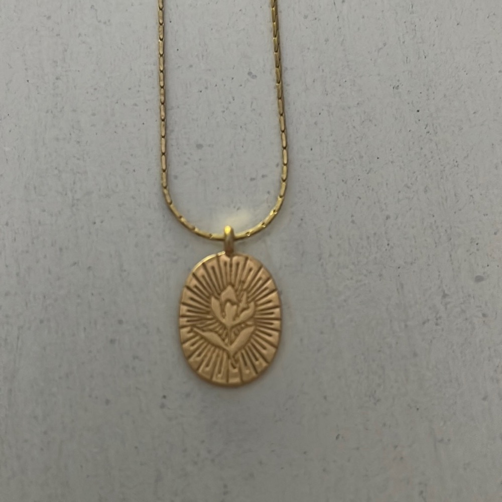 Gold look flower necklace with adjustable length chain
